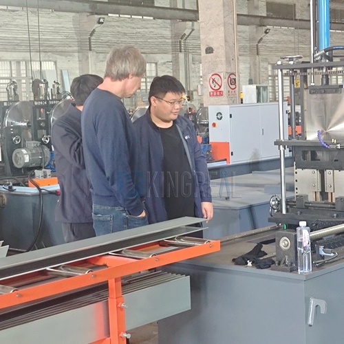 Visita de un cliente ruso: Máquina para fabricar techos con deflectores