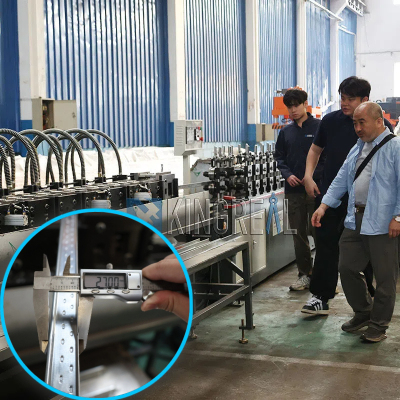 Clienti giordani in visita: macchina per barra a T da soffitto