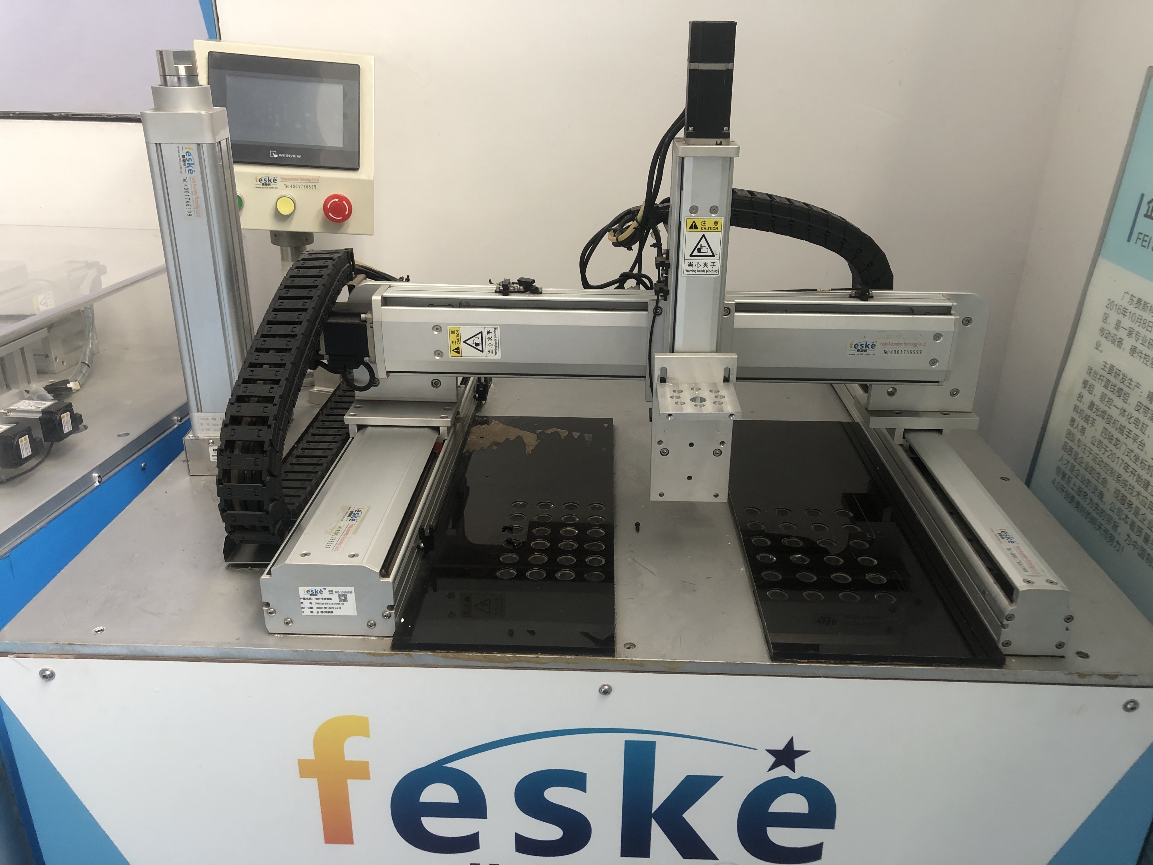 What are the differences and applications between dual-axis and three-axis manipulators?