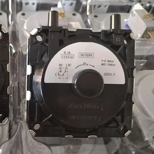 What is the working principle of the air pressure switch in a gas water heater?