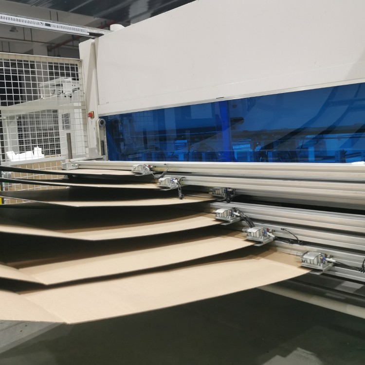Box cardboard cutting machine