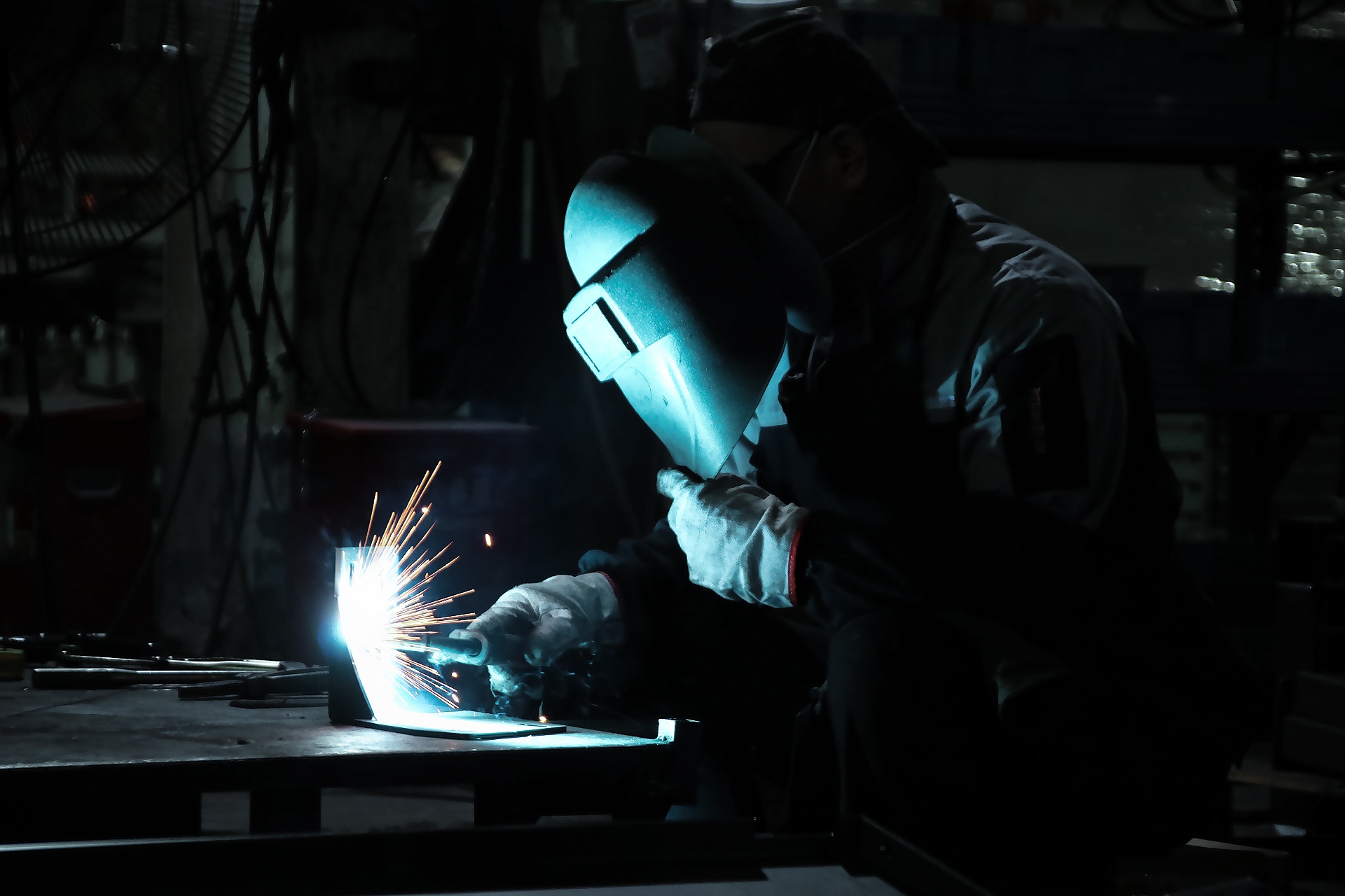 Skilled workers are engaged in sheet metal processing.