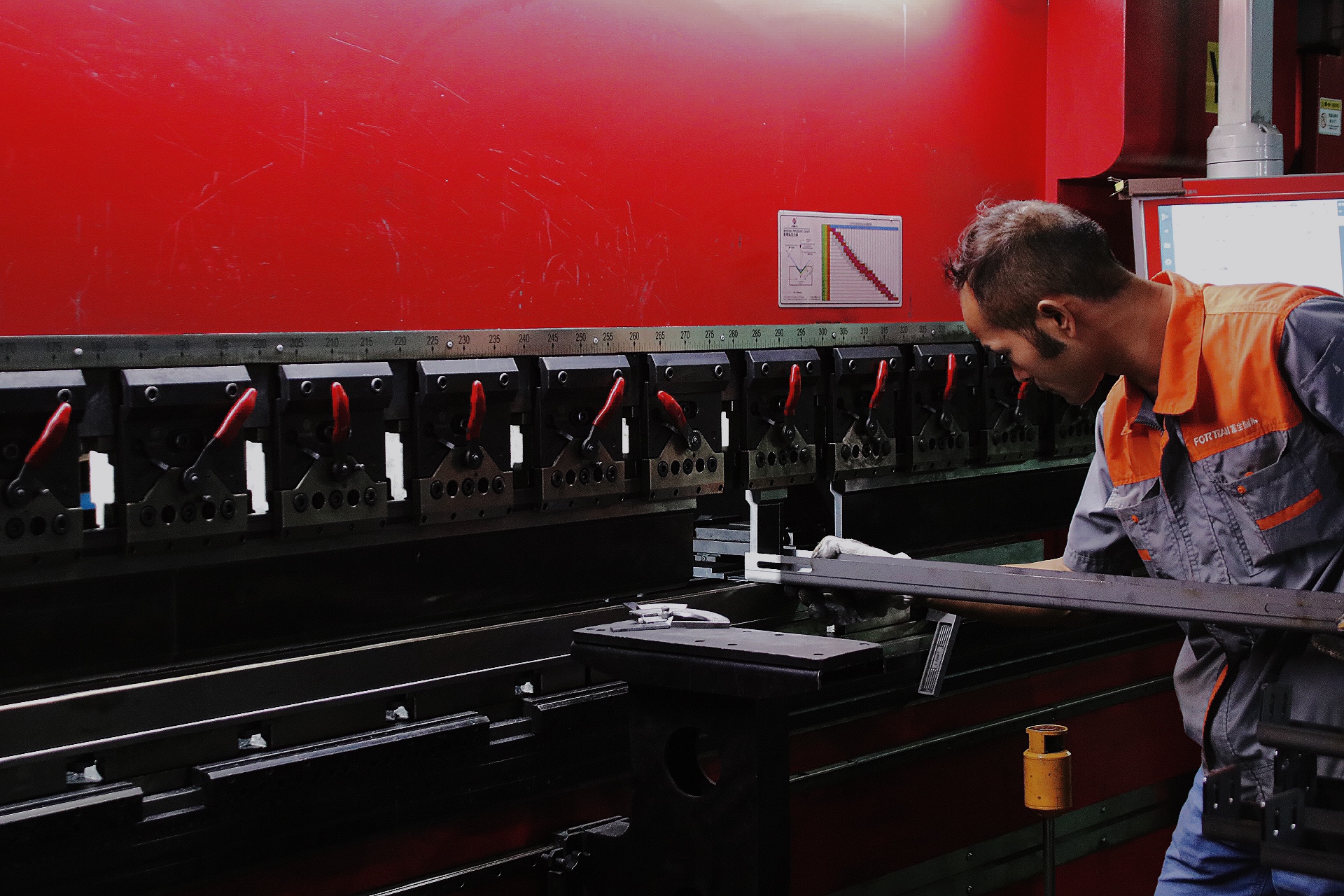 Skilled workers are engaged in sheet metal processing.