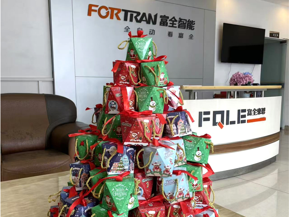 Eat apples on Christmas Eve. The company wishes everyone a peaceful life.