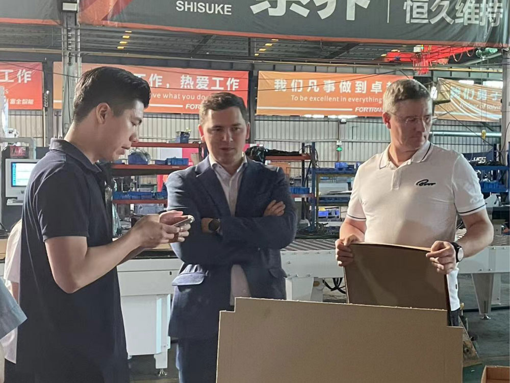 Welcome Russian customers to visit and observe the production and application of the packaging line.