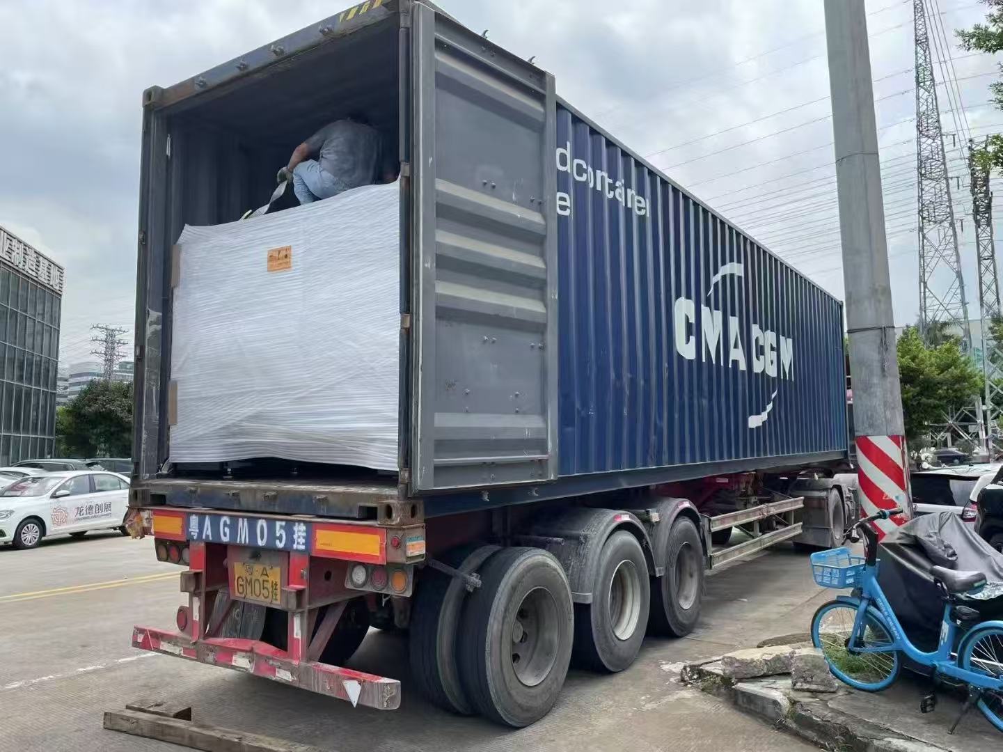 Cardboard box closing machine