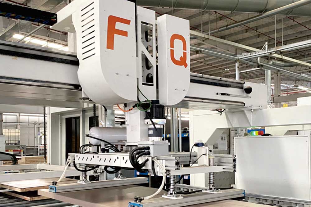 Cardboard box closing machine