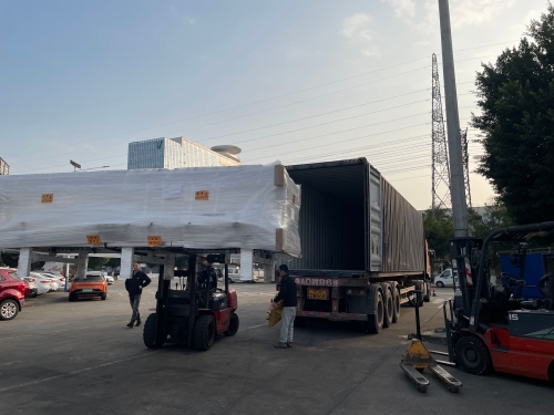 Ein Container mit automatisierten Produkten unseres Unternehmens verlässt heute den Seeweg in die Vereinigten Staaten.