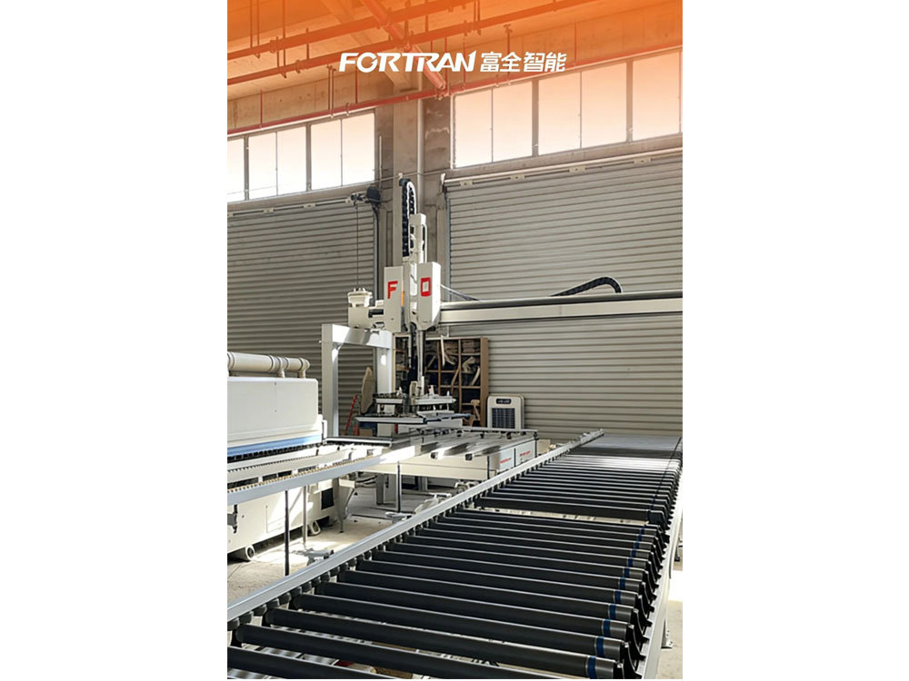 Was zeichnet die kundenspezifische Portal-Be- und Entlademaschine von FORTRAN im Bereich der Schwerlastautomatisierung aus?