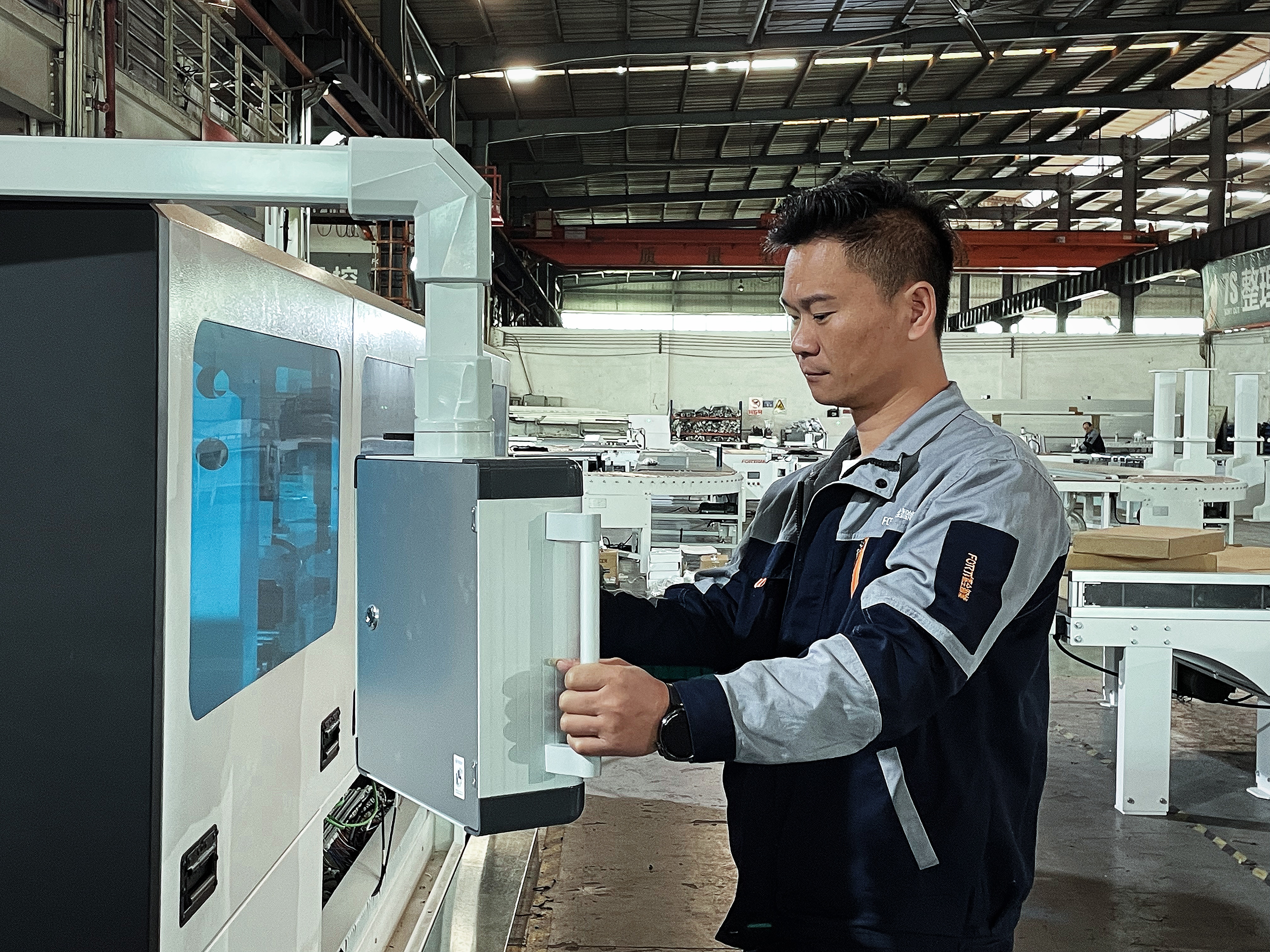 Pflichtlektüre für Möbelfabrikbesitzer! Ein Leitfaden zur Kostenreduzierung und Effizienzsteigerung in Verpackungslinien für Plattenmöbel.