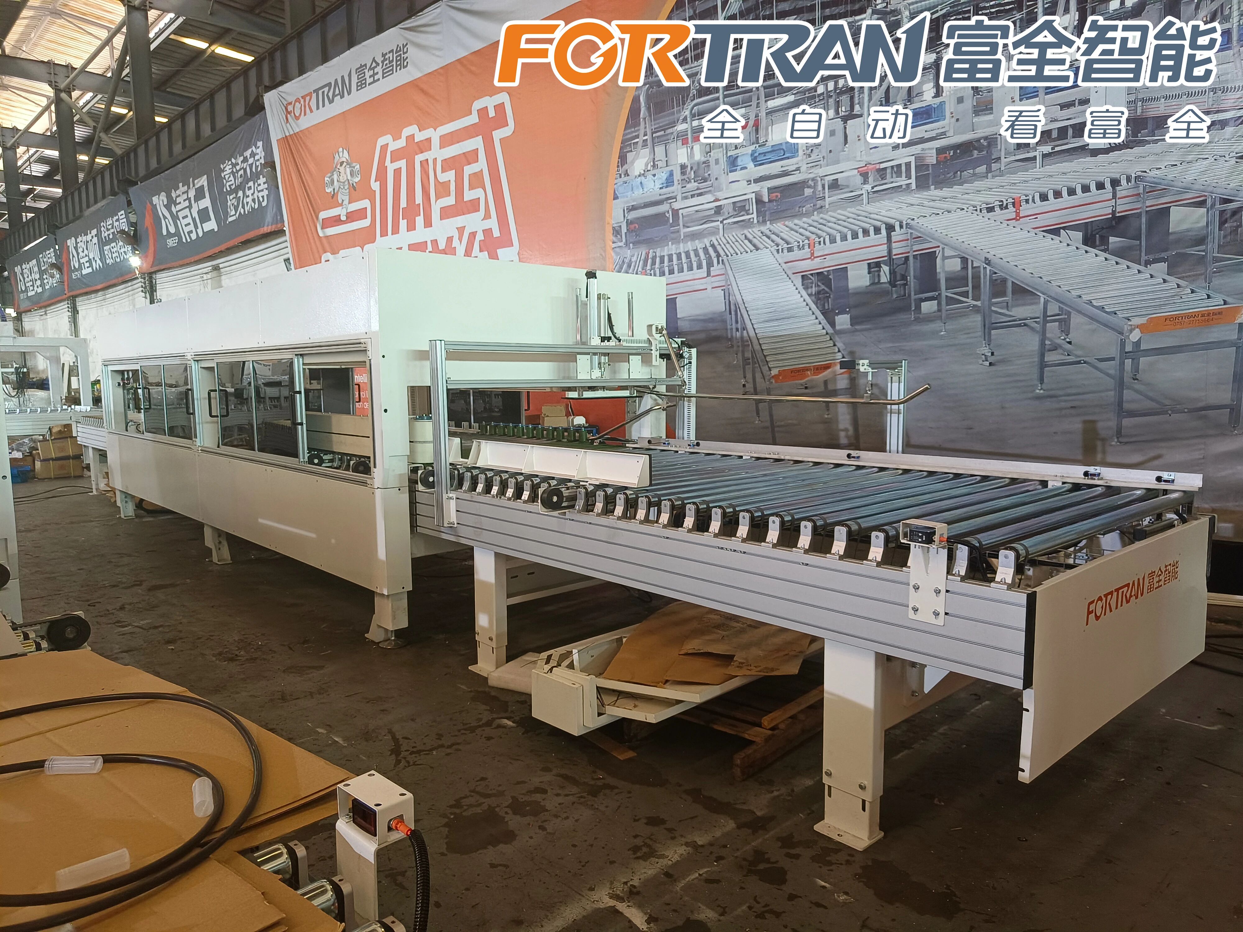 Wie kann eine intelligente Verpackungsproduktionslinie die großflächige Lieferung von kundenspezifischen Plattenmöbeln realisieren?