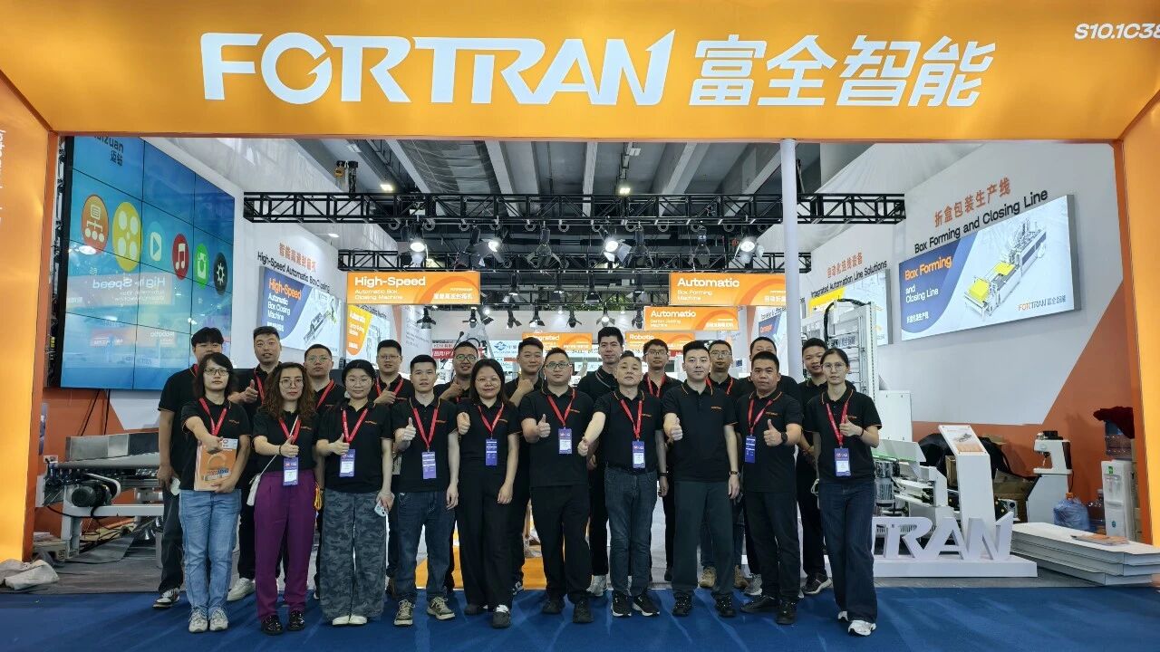Live vor Ort: Der erste Betriebstag von FORTRAN Intelligent war gut besucht von Gästen, die die Zukunft der automatisierten Verpackung erkundeten.