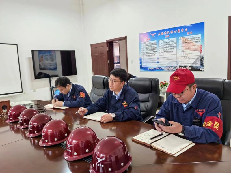 다펑 무거운 Equipment는 정기적으로 리더십 팀 회의를 개최합니다.