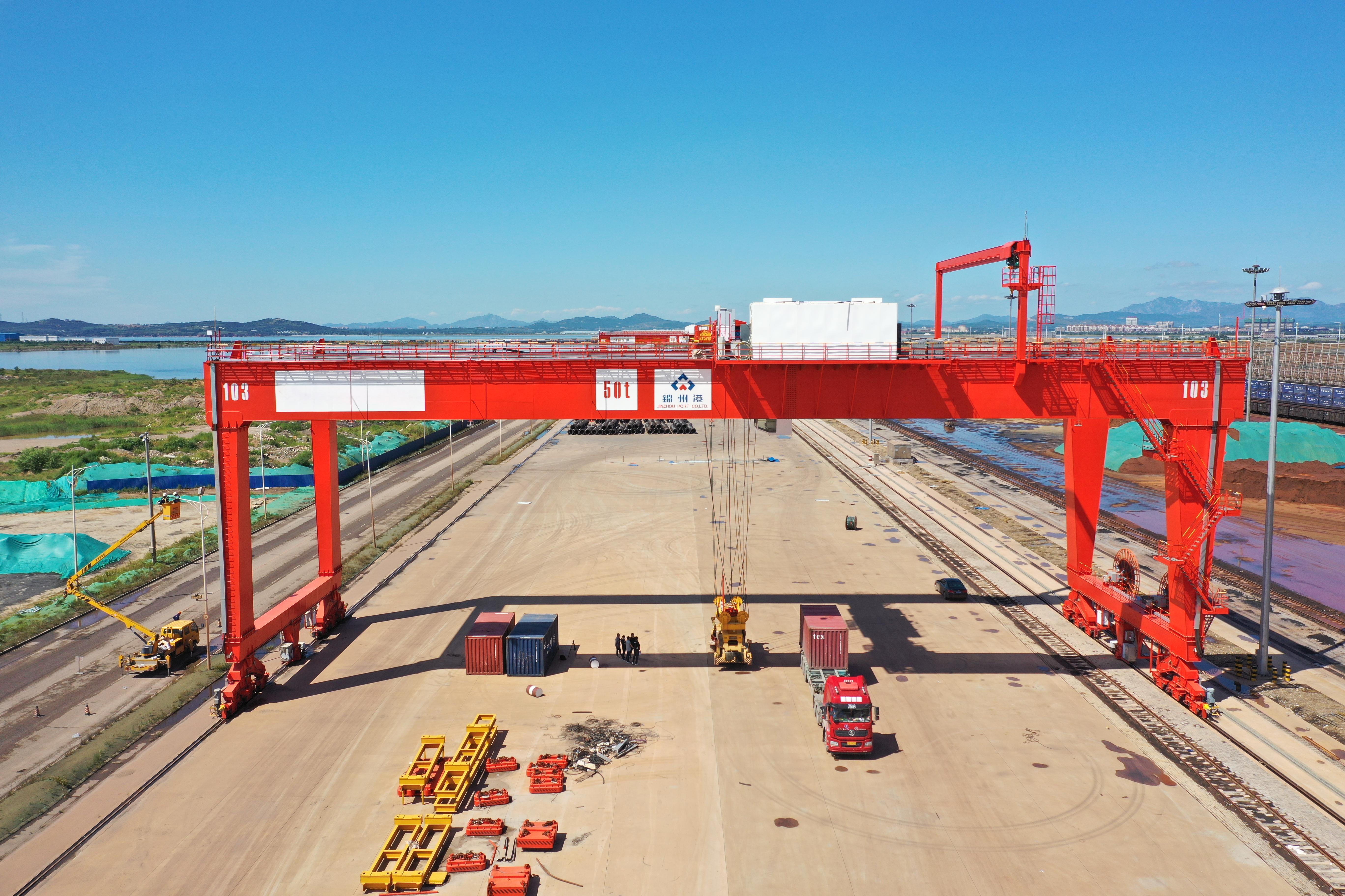 Grúa pórtico para contenedores montada sobre rieles