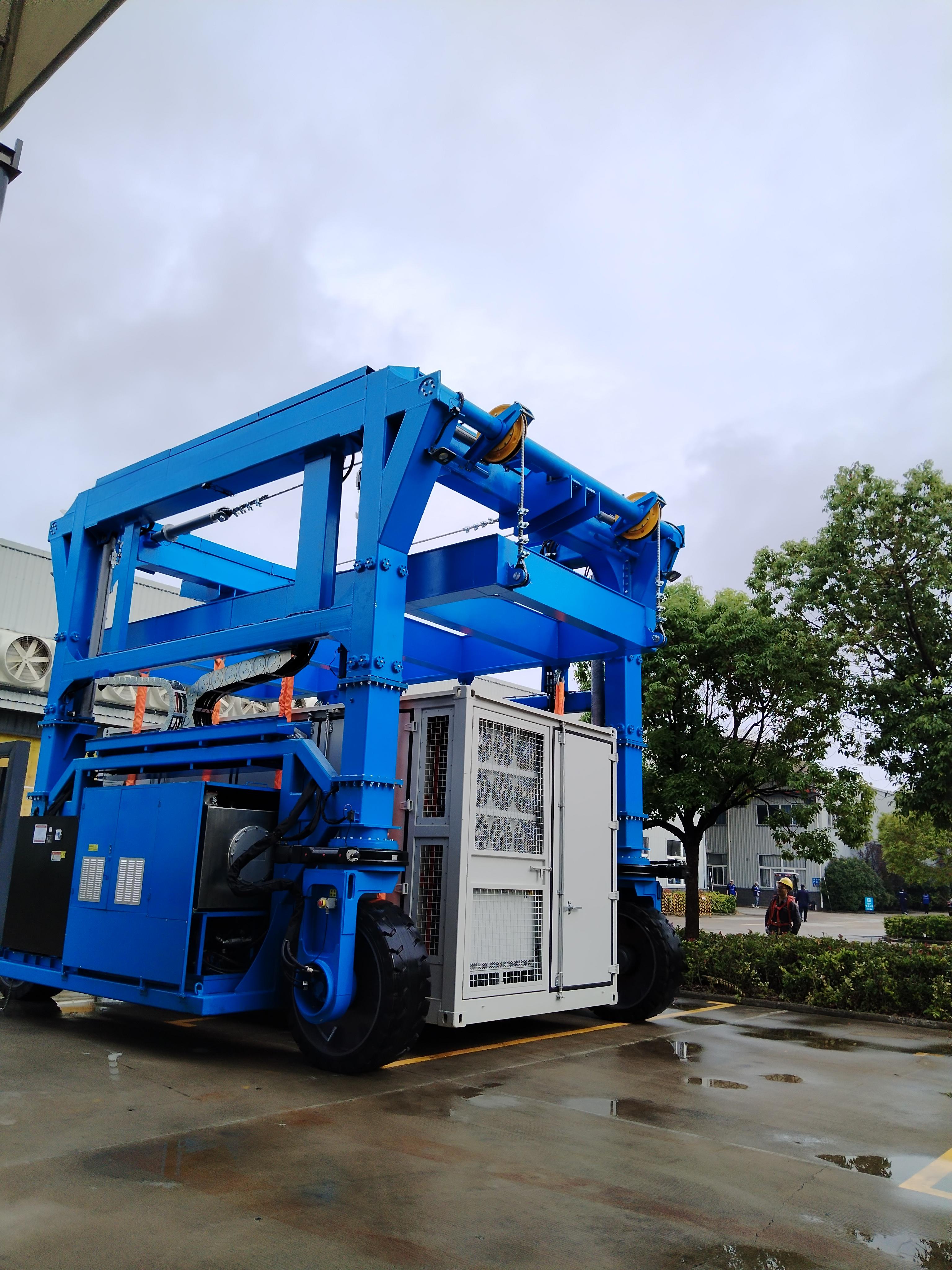 Straddle Carrier