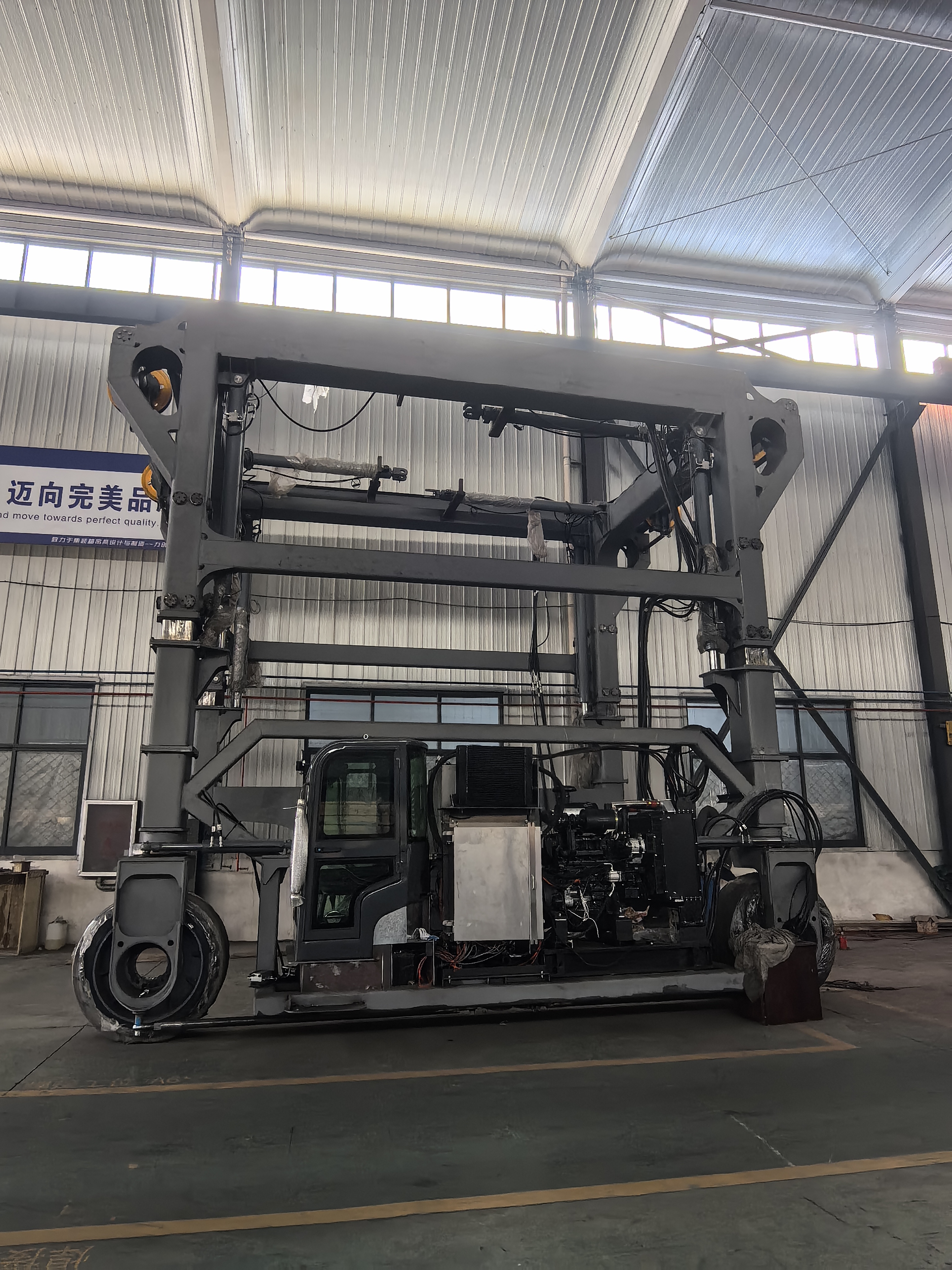 Straddle Carrier