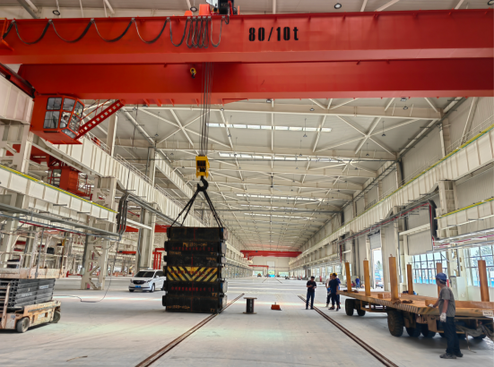 The following points must be observed when using a overhead crane