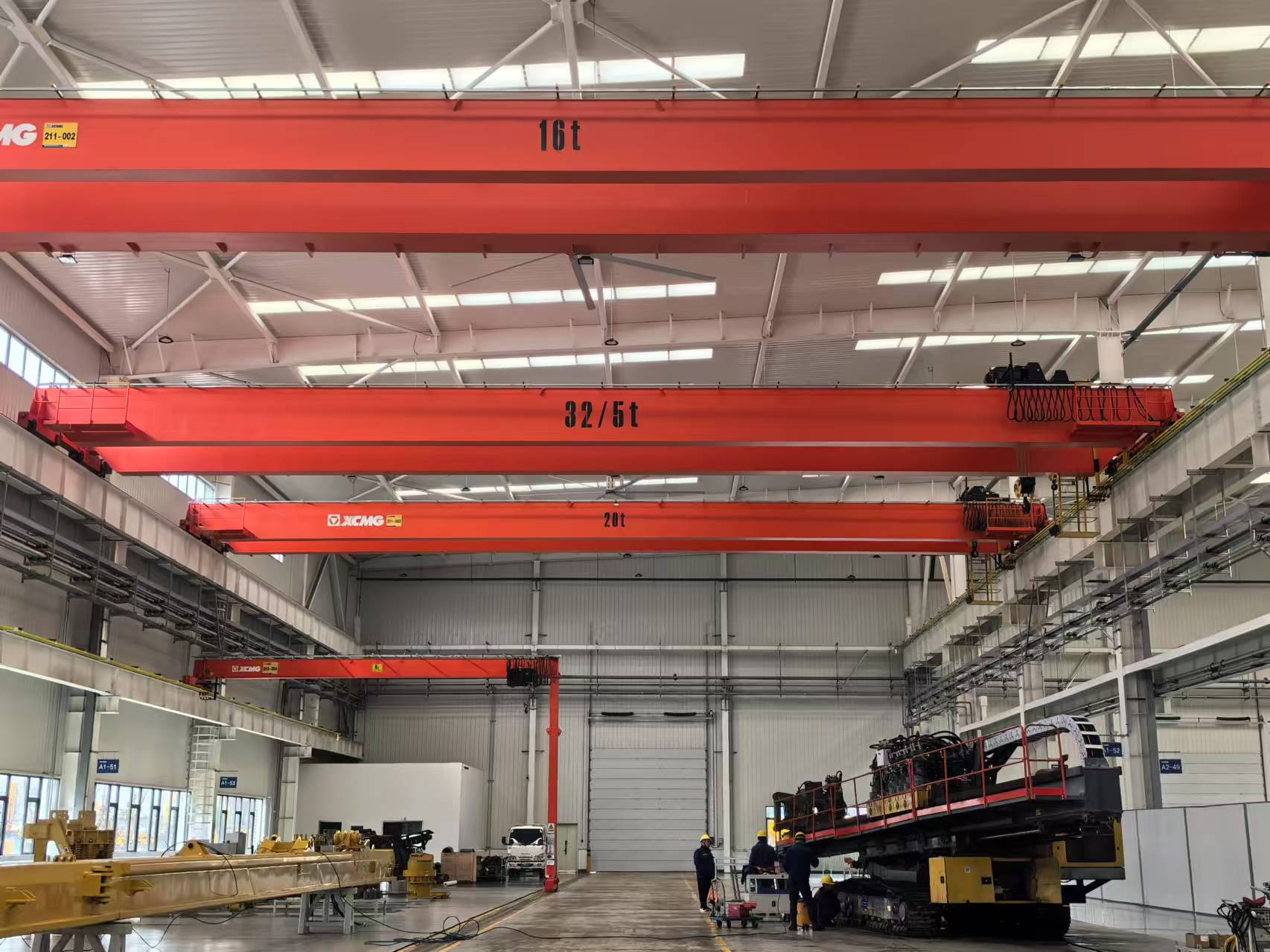 What safety issues should be paid attention to when lifting heavy objects with a crane?