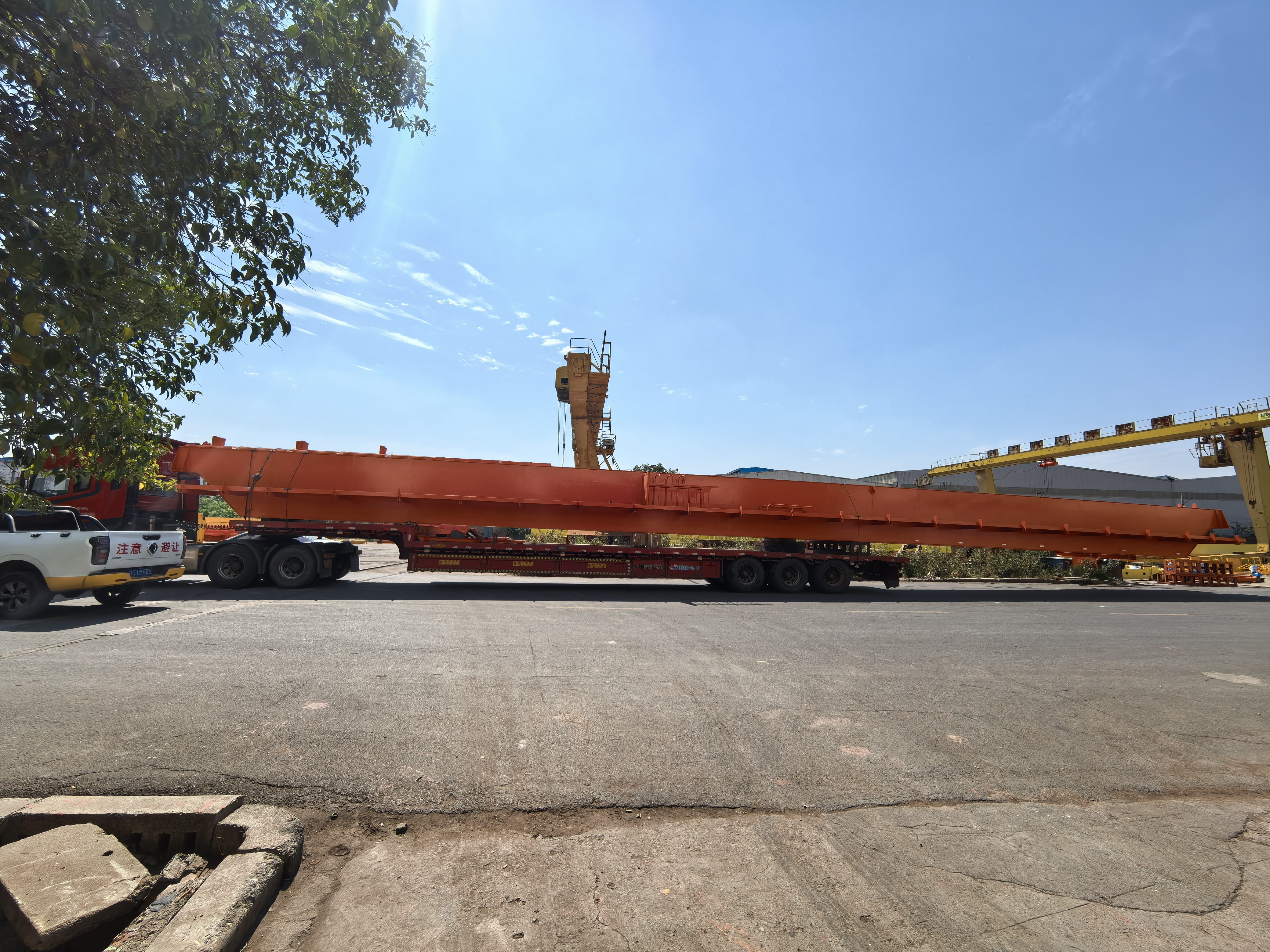 Двухбалочный козловой кран в Танзании в пути