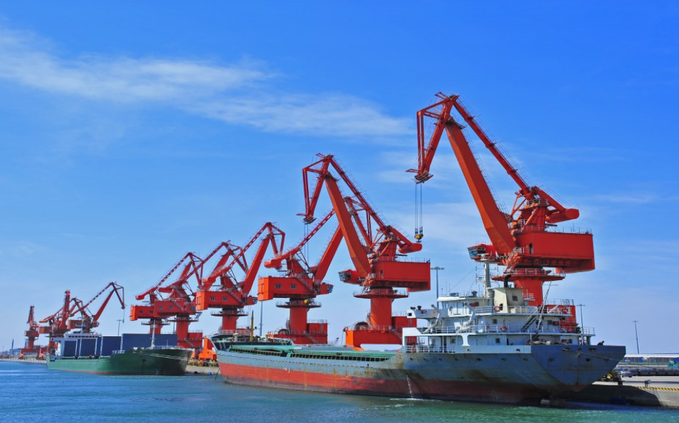 Princípios de ajuste da velocidade de elevação para guindastes de pórtico giratório em diferentes amplitudes