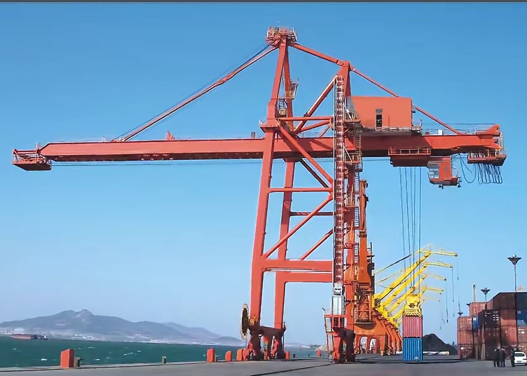 Rubber-tyred mobile crane