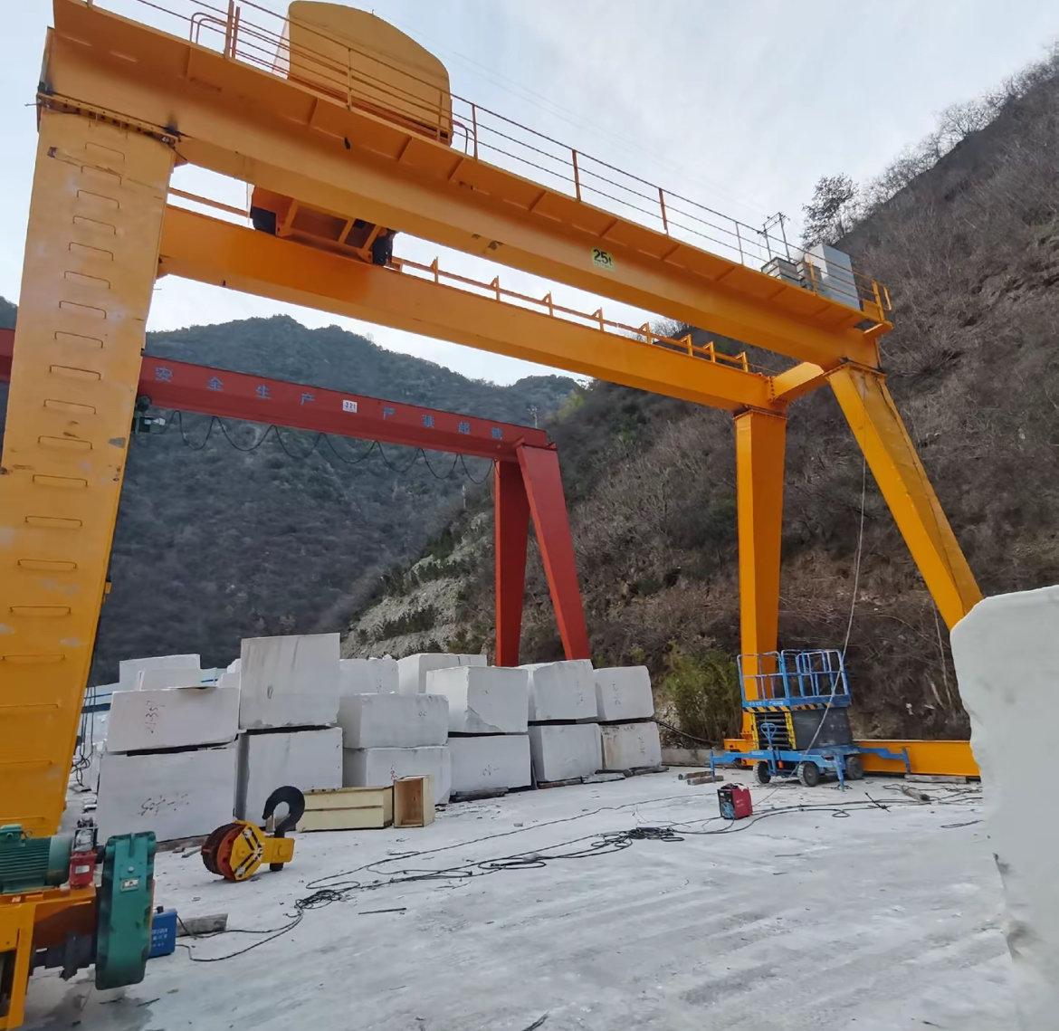 Por que os guindastes externos devem ser equipados com um dispositivo de frenagem de emergência? A 