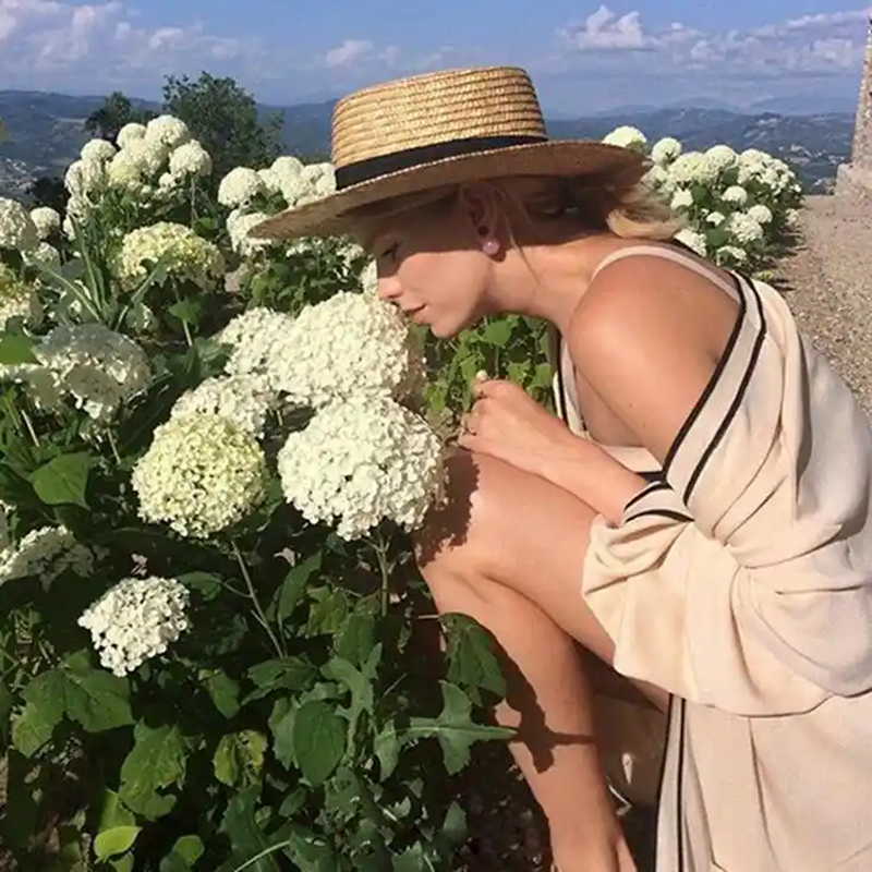 Litteäkärkinen olkihattu: Kesäpäivien loistaminen Litteäkärkinen olkihattu: Kesäpäivien loistaminen