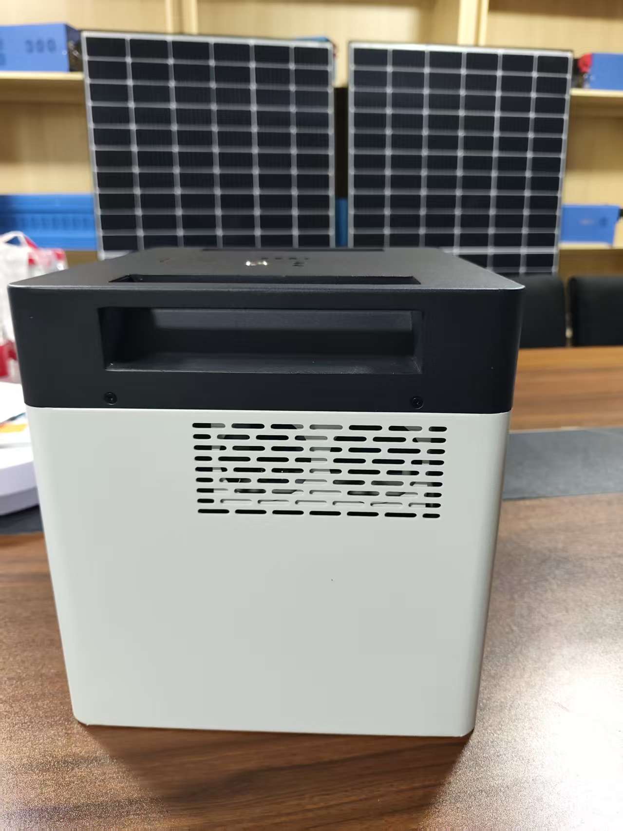 500W/1000W 230VAC kültéri hordozható tápegység UPS-sel és MPPT napelemes töltéssel