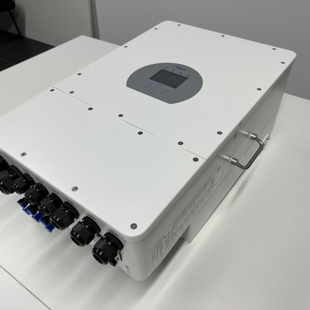 Panneau photovoltaïque triphasé 40 kW + batterie 100 kWh LFP avec coupure de pointe en usine
