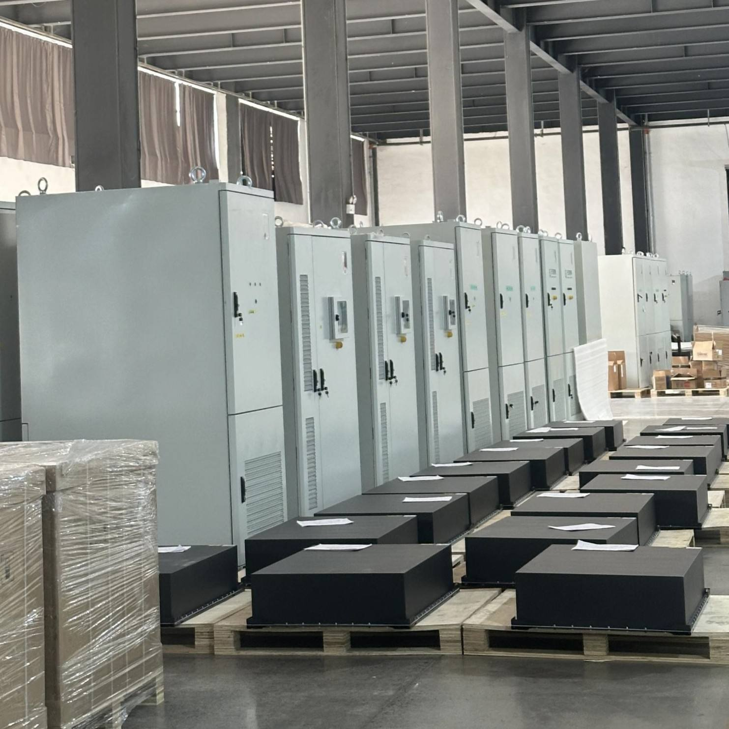 Sistema di accumulo di energia commerciale e industriale da 2 MWh per un impianto di lavorazione dei metalli.
