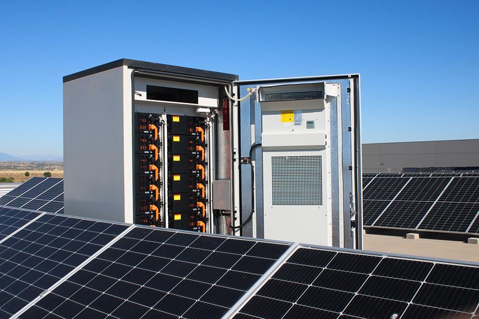 Sistema comercial de almacenamiento de energía solar para una gestión energética fiable y sostenible.