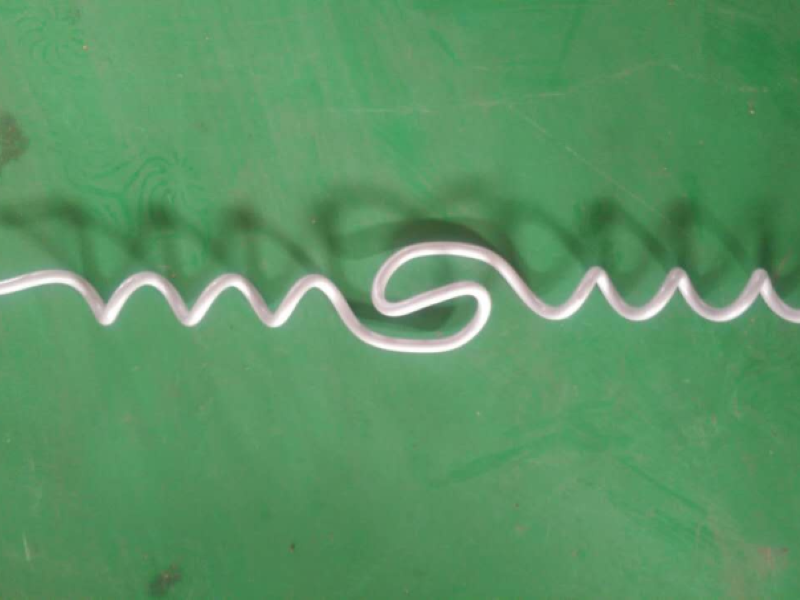 ケーブルやタイクランプにおける ポリ塩化ビニル 素材の利点は何ですか?