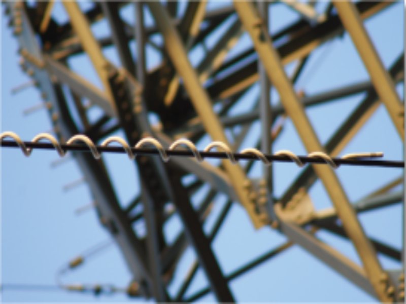 ペットが光ケーブルを噛む？防振対策の魔法の武器となる成形済み防振ホイップ