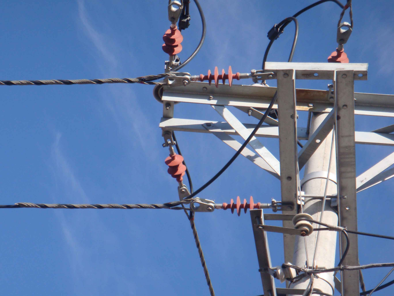 なぜ 超高真空 送電線では事前に成形された導体張力クランプが好まれるのでしょうか?