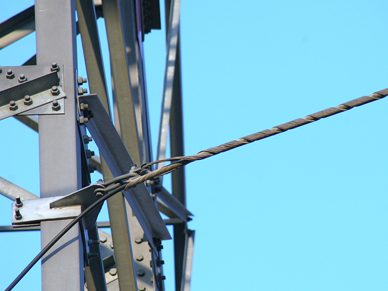 ADSS 光ファイバーケーブル用のテンションクランプの取り付け方法