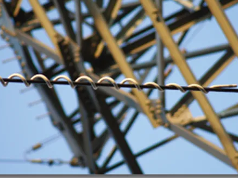 成形光ケーブル用防振ホイップの利点は何ですか?