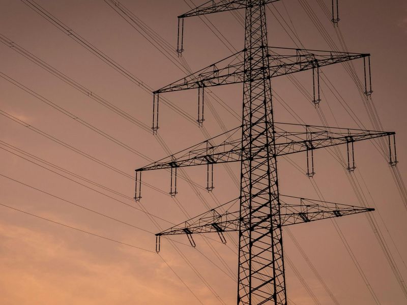 送電線になぜ装甲棒を使用するのですか？