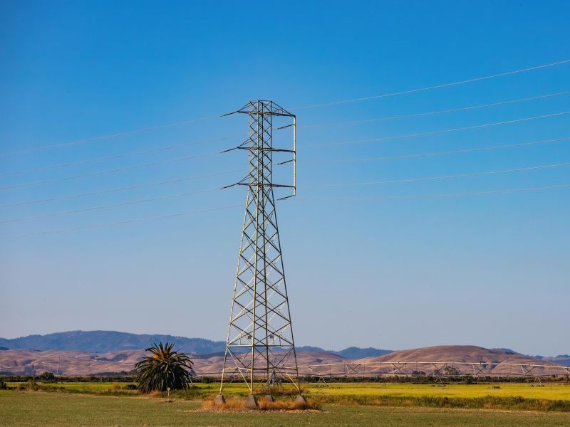 Wie werden Armierungsstäbe zur Reduzierung von Leiterschwingungen eingesetzt?