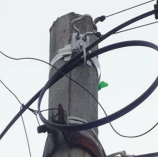 梅の花型ドロップケーブルポールブラケットアンカーFTTHフープ固定リトラクター電力ケーブル用