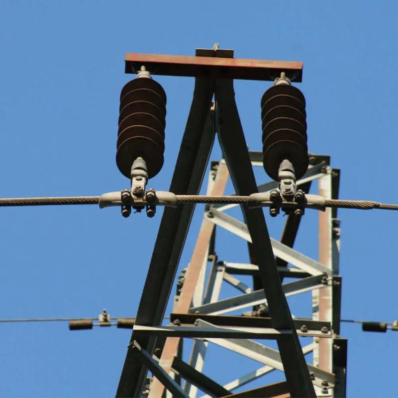 Braçadeira de suspensão pré-moldada versus tradicional