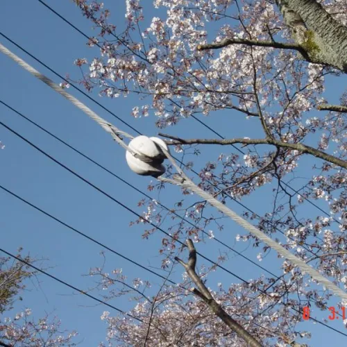 Comparação entre grampos de tensão tradicionais e grampos de extremidade de fio pré-formados.