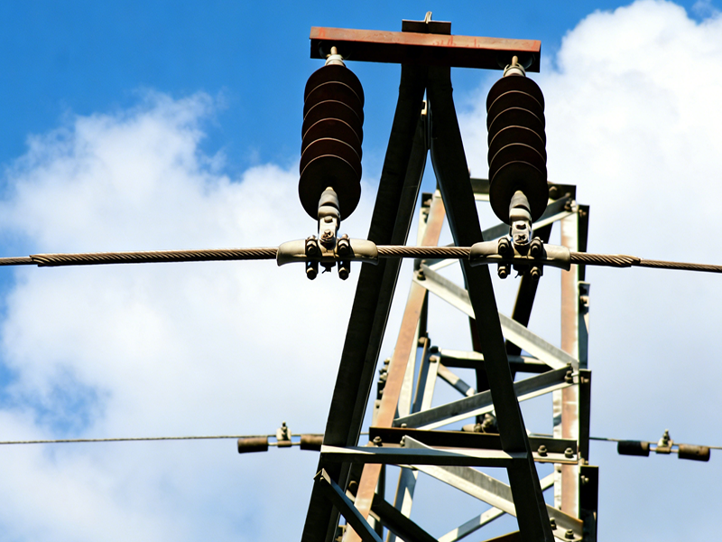 Como as hastes de blindagem pré-moldadas protegem as linhas de transmissão de energia?