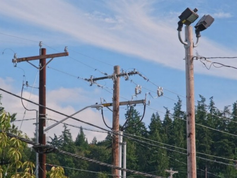 Como usar uma braçadeira de descida para cabo de fibra óptica