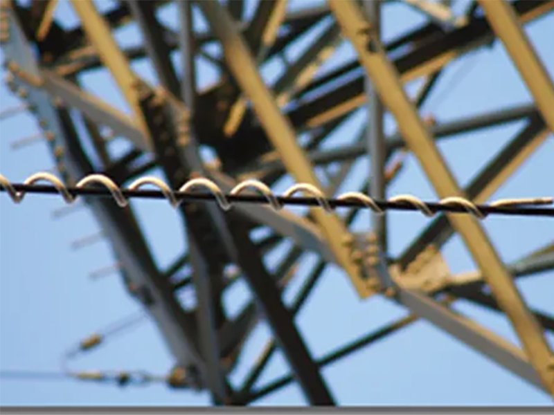 Aplicação de amortecedores de vibração espiral em cabos ópticos ADSS