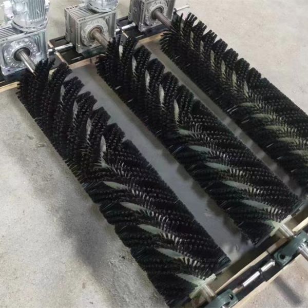 Conveyor belt cleaning brush