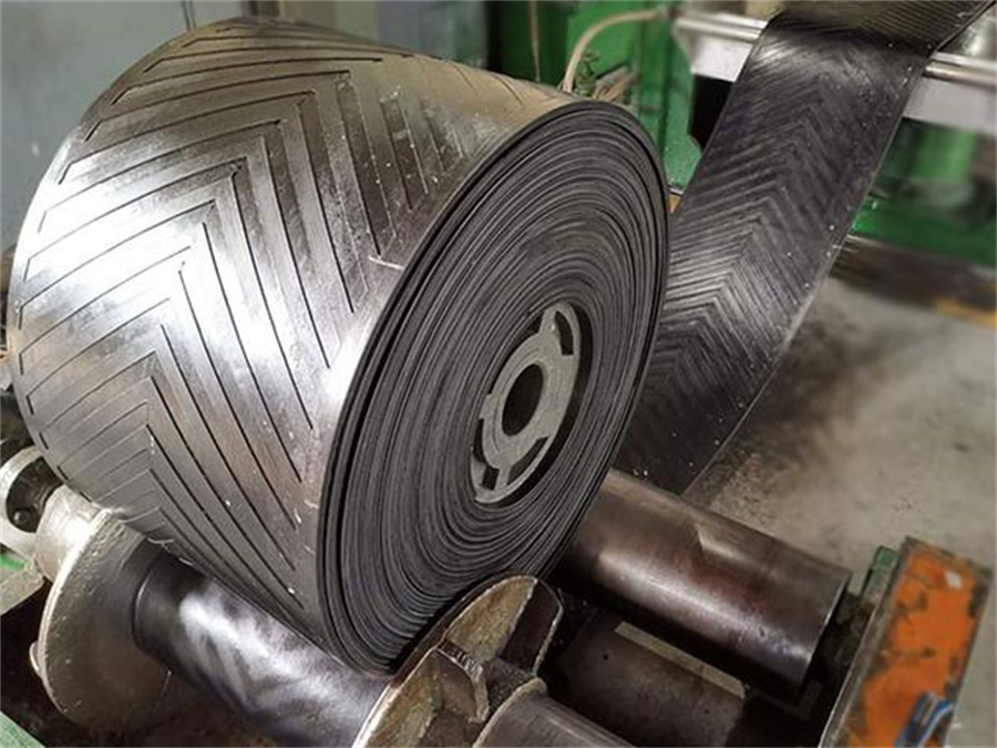 Concave herringbone conveyor belt