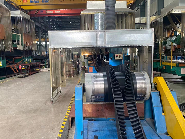 Steep incline conveyor belt