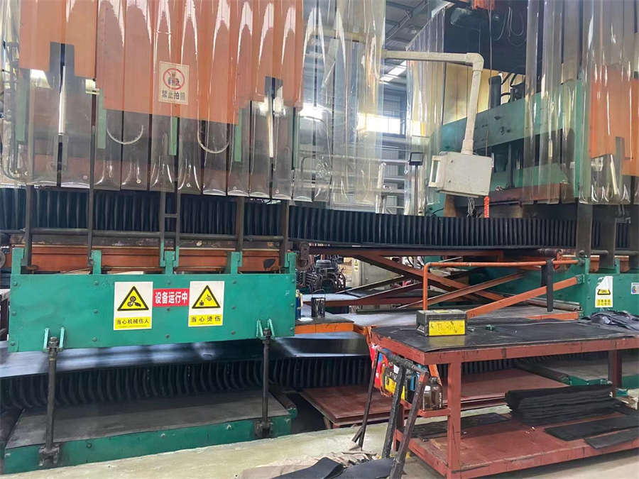 Baffle conveyor belt