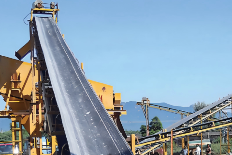 Por que as correias transportadoras resistentes ao calor são cruciais para o manuseio de materiais em altas temperaturas?