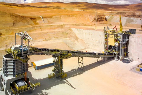 تحسين كفاءة النقل: كيف تختلف أحزمة النقل ذات الجدران الجانبية المموجة عن الأحزمة القياسية